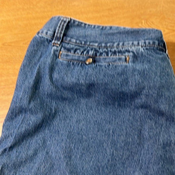 Jean Capri - Picture 4 of 5